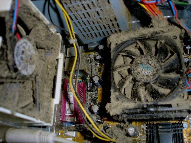 Interior de ordenador muy sucio